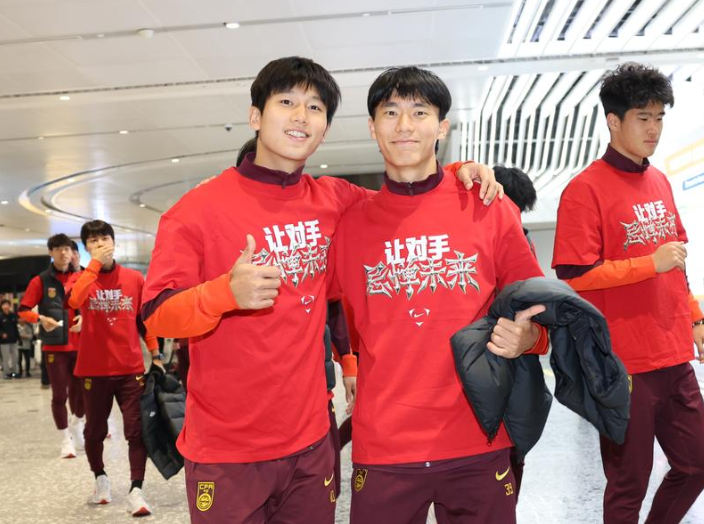 世界杯app下载-U23国足回国身穿特制T恤，泰山队两将归队时间确定，克雷桑回来了