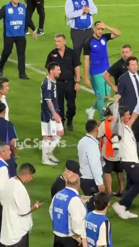 世界杯官方客户端-上场曾被毛里塔尼亚包围！今日梅西被安保围住保护，梅西有些不满